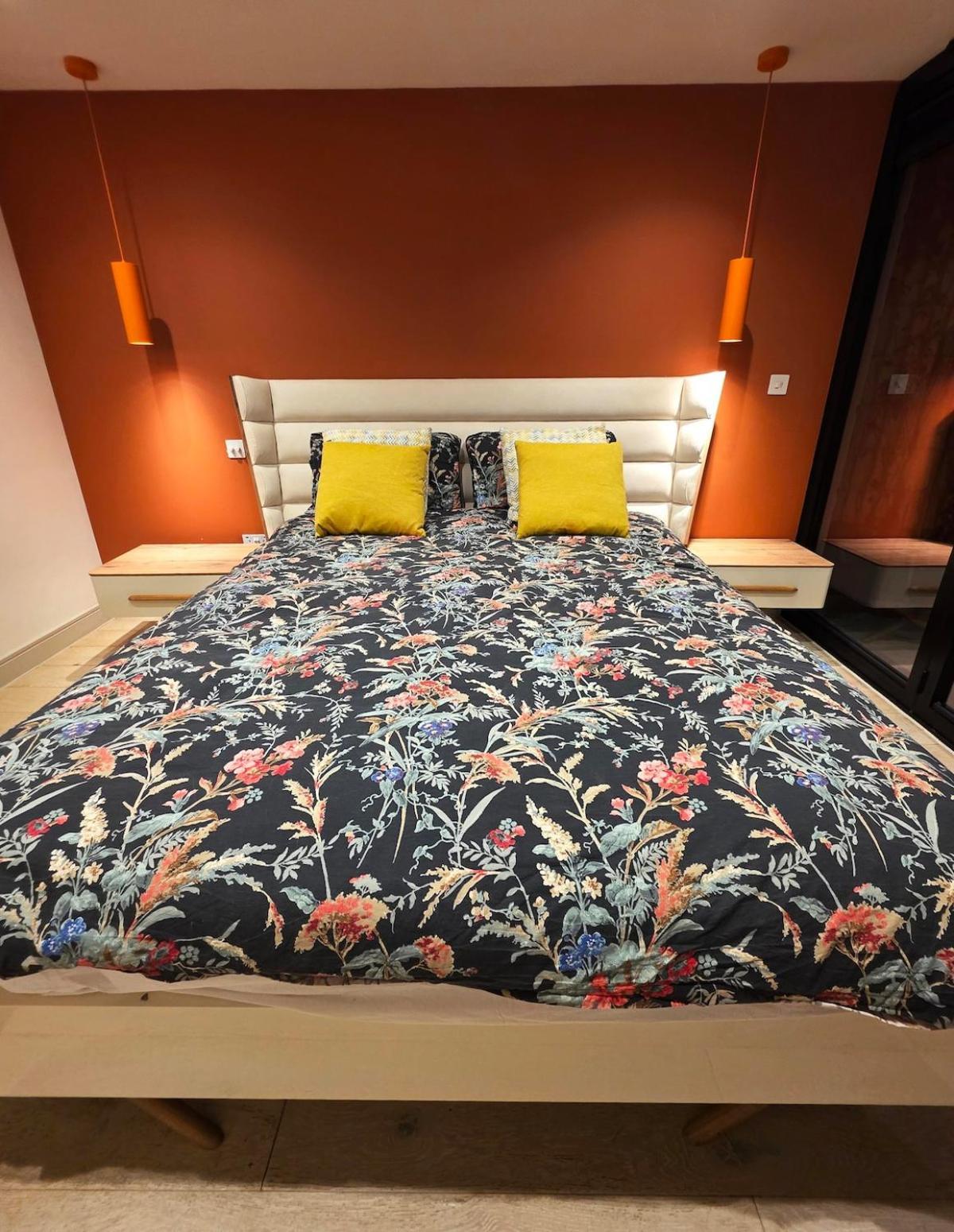 Chic 2 Bedroom Modern Cave House * London